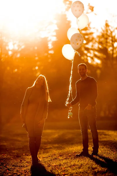 Αγάπη ζευγάρι με μπαλόνια στο πάρκο — Φωτογραφία Αρχείου