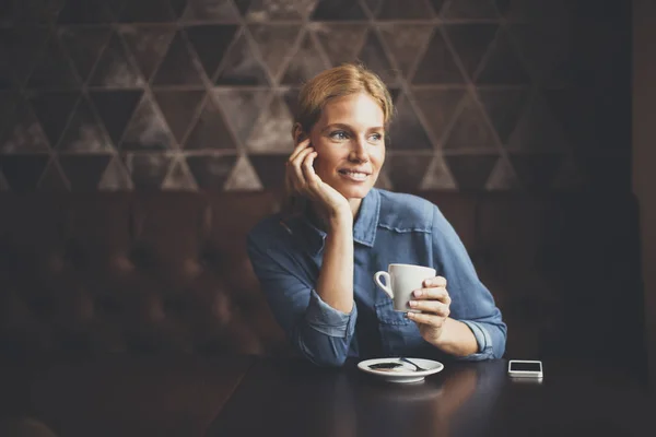 Mujer sentada en la cafetería con teléfono — Foto de Stock