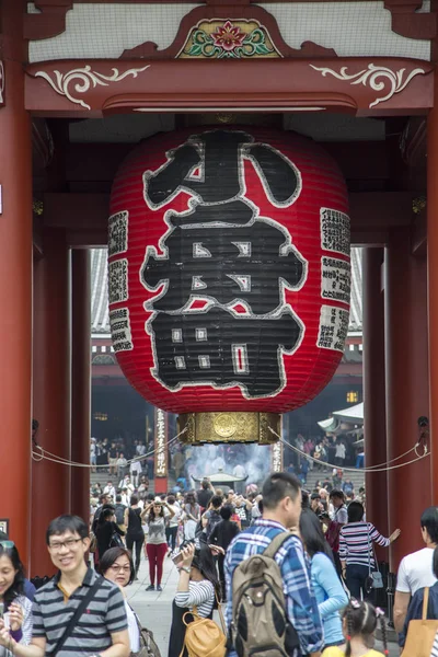 Ludzie w świątyni Asakusa w Tokio — Zdjęcie stockowe