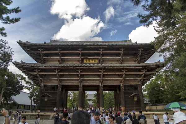 Mensen in Todaiji Tempel in Nara — Stockfoto