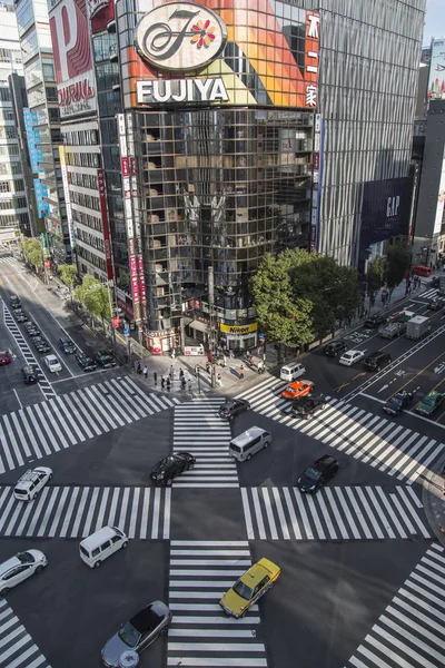 Alto ángulo de personas a través del paso de peatones — Foto de Stock