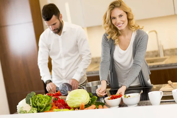 Pareja cariñosa en la cocina moderna —  Fotos de Stock