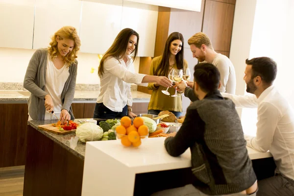 Amici brindisi con vino gioioso evento — Foto Stock