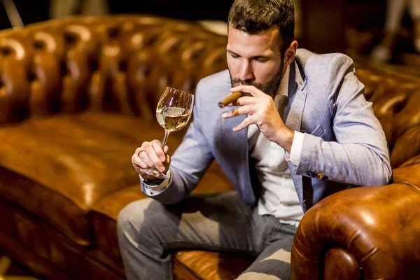 Homem degustação de vinho e charuto para fumar — Fotografia de Stock