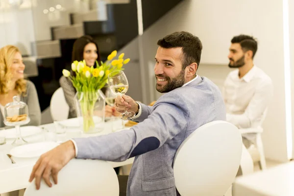 Unga människor har middag — Stockfoto