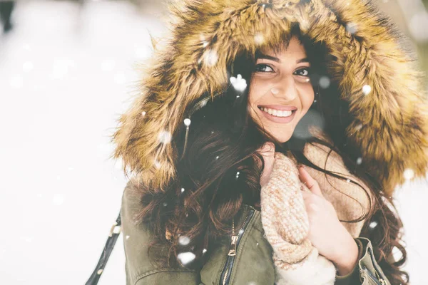 Frau mit Pelzmütze im Winterpark — Stockfoto