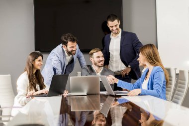 Ofis içinde genç başarılı yöneticileri