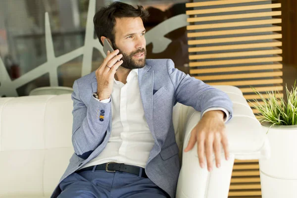 Hombre de negocios moderno con teléfono en la oficina —  Fotos de Stock