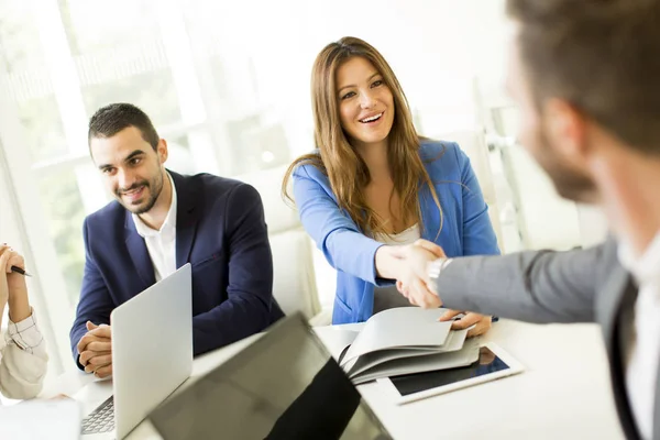 Affärsmän skakar hand — Stockfoto