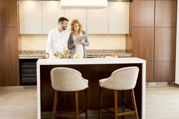 Mencintai pasangan di dapur modern — Stok Foto