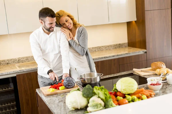 Casal amoroso na cozinha moderna — Fotografia de Stock