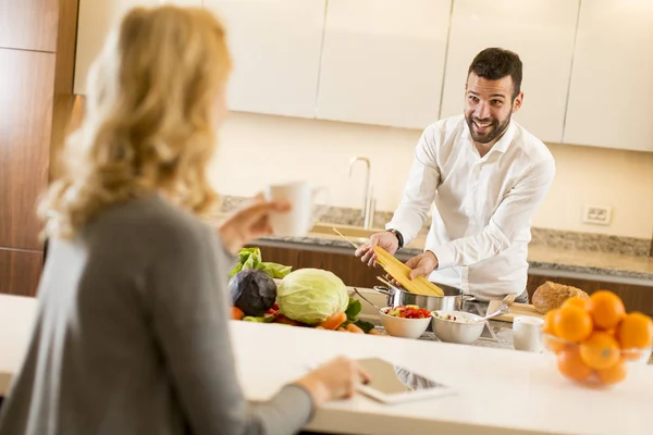 Pareja cariñosa en la cocina moderna — Foto de Stock