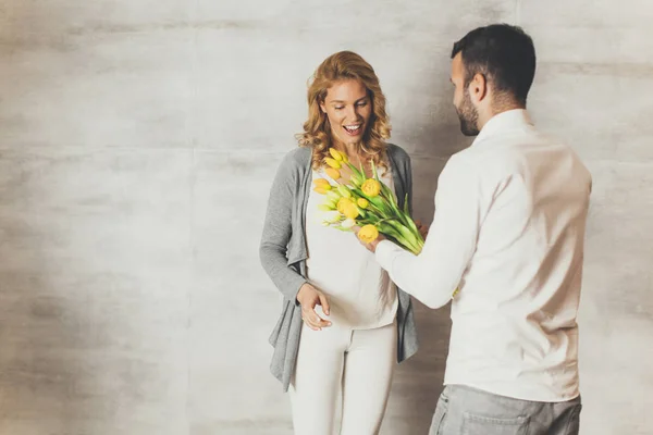 Muž dává dívkou kytice z tulipánů — Stock fotografie