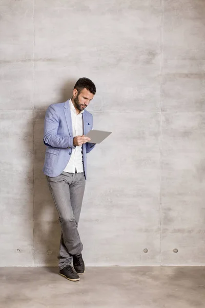 Hombre de negocios moderno con tableta en la oficina — Foto de Stock