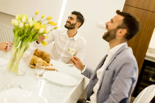 Dva mladí muži mají večeři — Stock fotografie