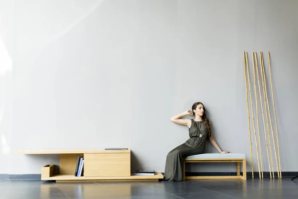 Mooie jonge vrouw in de kamer — Stockfoto