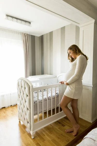 Jovem grávida no quarto — Fotografia de Stock