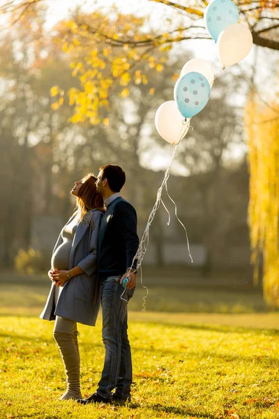 Liebespaar mit Luftballons im Park — Stockfoto