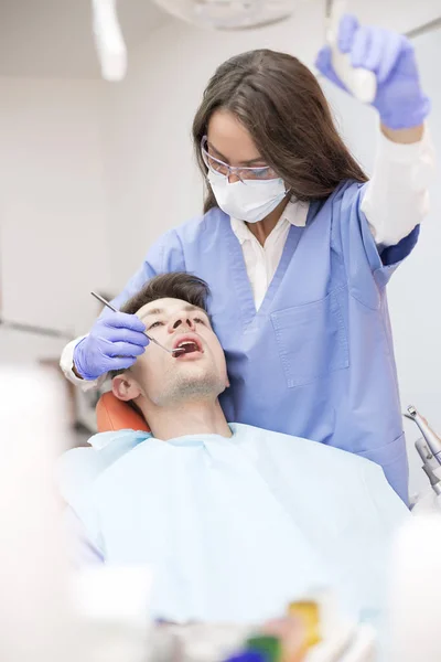 歯科検診を受けた方を持つ若い男 — ストック写真