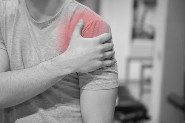 Red as a symbol for shoulder pain — Stock Photo, Image