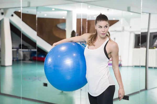 Sportliche Frau mit Pilates-Ball — Stockfoto