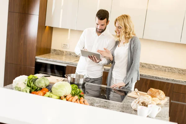 Rakastava pari modernissa keittiössä — kuvapankkivalokuva