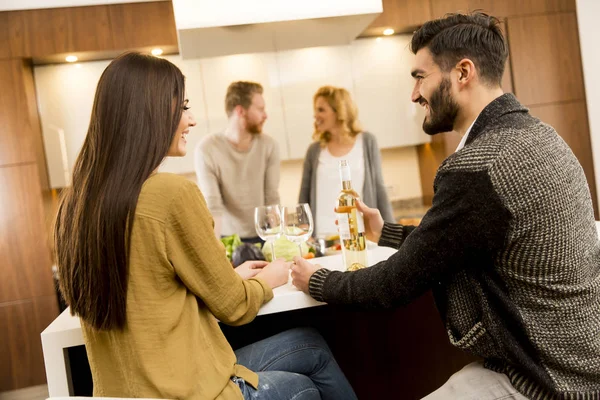 Jóvenes en la cocina moderna — Foto de Stock