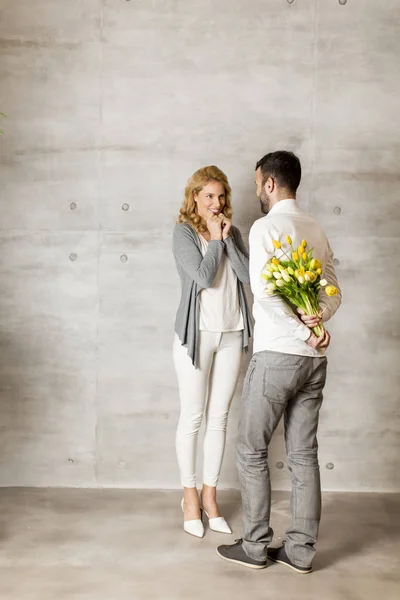 Uomo dando alla ragazza un mazzo di tulipani — Foto Stock