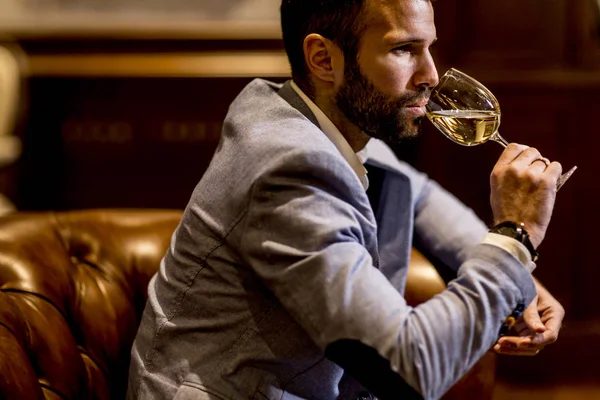 Homem degustação de vinho e charuto para fumar — Fotografia de Stock