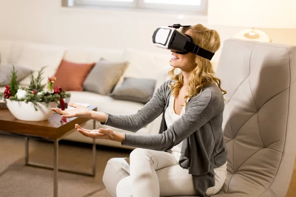 Woman wearing virtual reality goggles — Stock Photo, Image