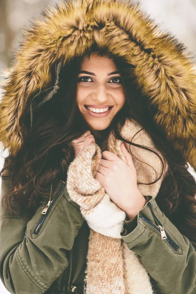 Donna con cappuccio in pelliccia nel parco invernale — Foto Stock