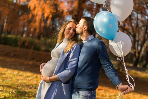 Älskande par med ballonger i park — Stockfoto