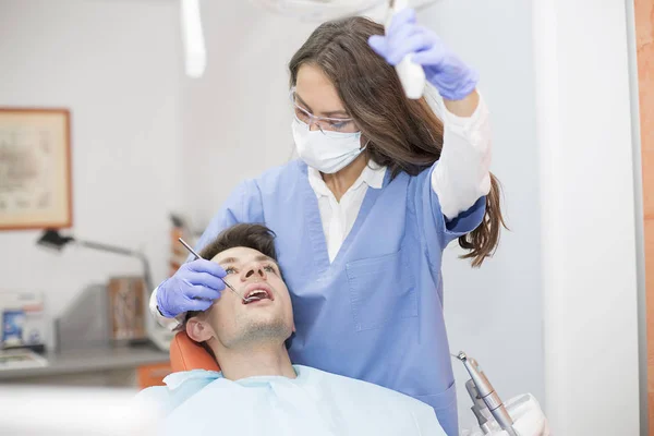 У молодого человека зубоврачебная проверка — стоковое фото