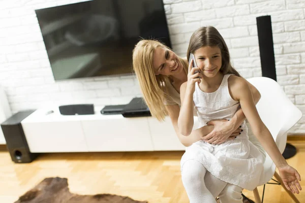 Mor och dotter med en mobiltelefon — Stockfoto