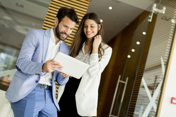 Jóvenes empresarios en el cargo — Foto de Stock