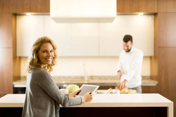 Pareja cariñosa en la cocina moderna — Foto de Stock