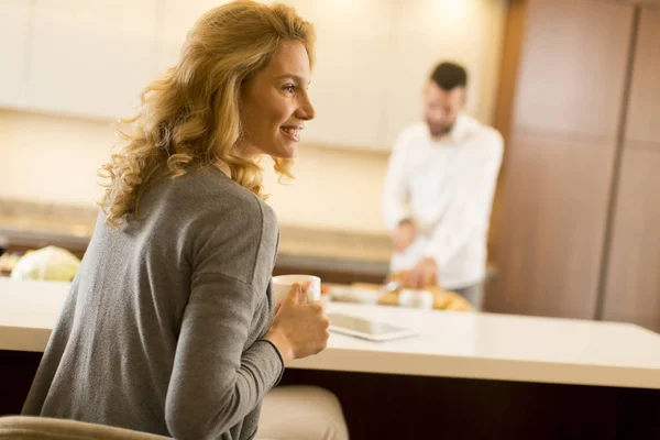 Pareja cariñosa en la cocina moderna — Foto de Stock