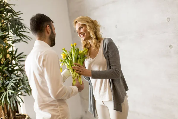 Hombre dando a chica un ramo de tulipanes — Foto de Stock