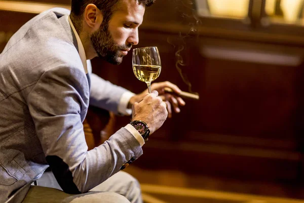 Man smakar vin och röka cigarr — Stockfoto