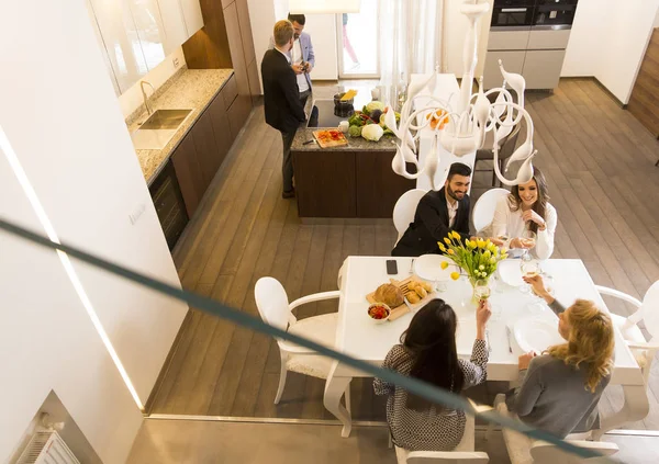 Amigos jantando em casa — Fotografia de Stock