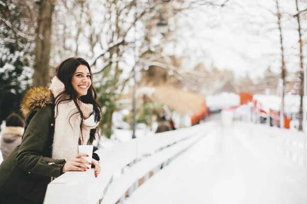 Donna con bevanda calda in inverno — Foto Stock