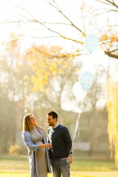 Любящая пара с воздушными шарами в парке — стоковое фото