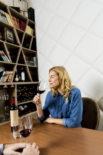 女人喝红葡萄酒，在餐厅 — 图库照片