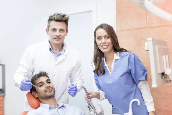 Jonge man met tandheelkundige chekup — Stockfoto