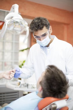 Diş chekup sahip genç adam