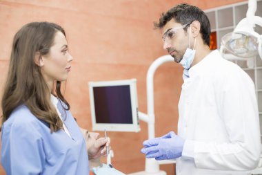 Diş chekup sahip genç adam