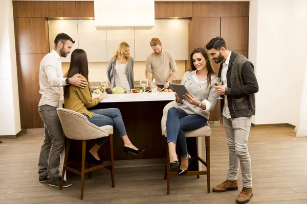 Jonge vrienden zijn in moderne keuken — Stockfoto