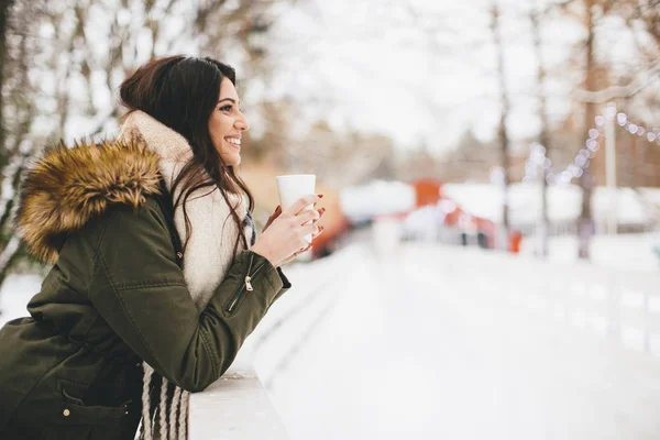Mujer con bebida caliente en invierno —  Fotos de Stock