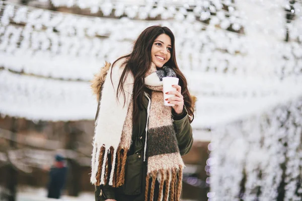 Frau mit Heißgetränk im Winter — Stockfoto
