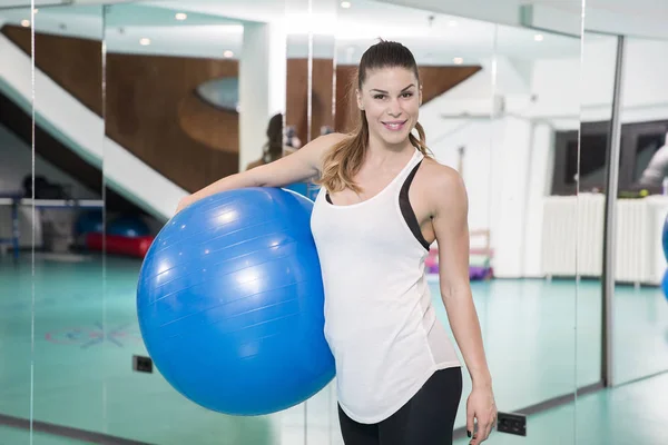 Sportliche Frau mit Pilates-Ball — Stockfoto